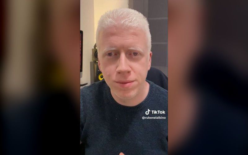 Rubén habla a cámara en un vídeo de TikTok.