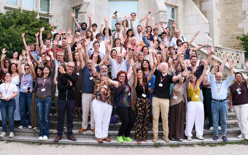 Foto de grupo de alumnos y ponentes del curso de verano en la escalinata del Palacio de La Magdalena, en Santander.