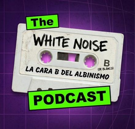 Portada de White Noise | La cara B del albinismo: una cinta de casete blanca sobre fondo morado, con pegatinas verdes que dicen The y Podcast.
